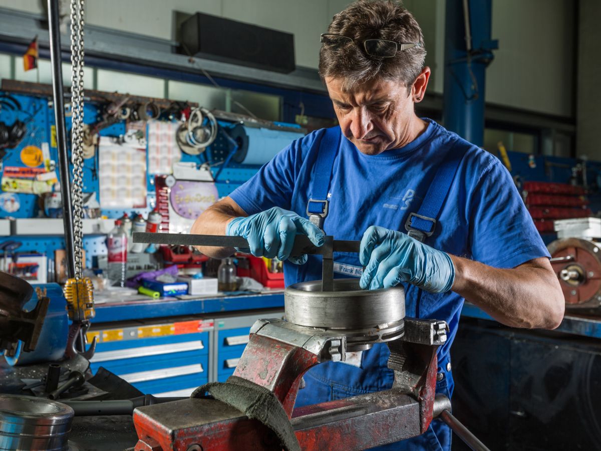 Pumpenservice Mitarbeiter am Werkstueck