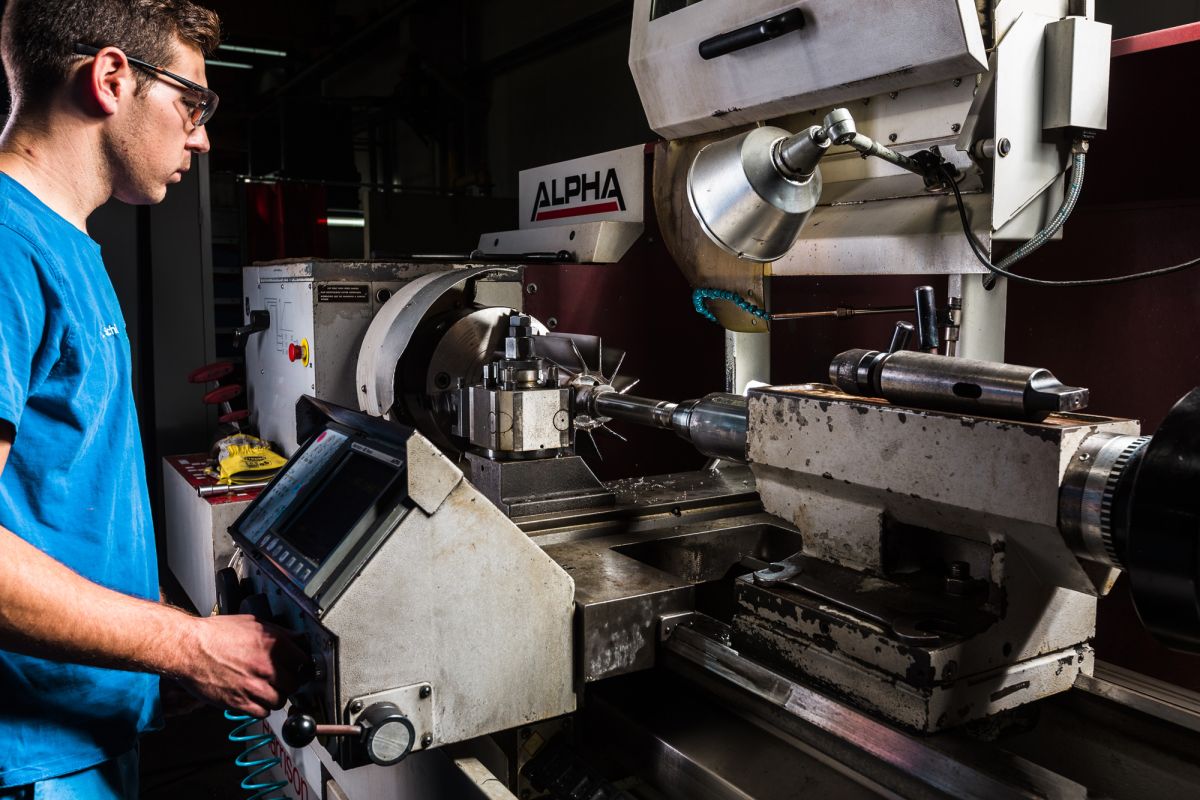 Pumpenservice Mitarbeiter an der Maschine